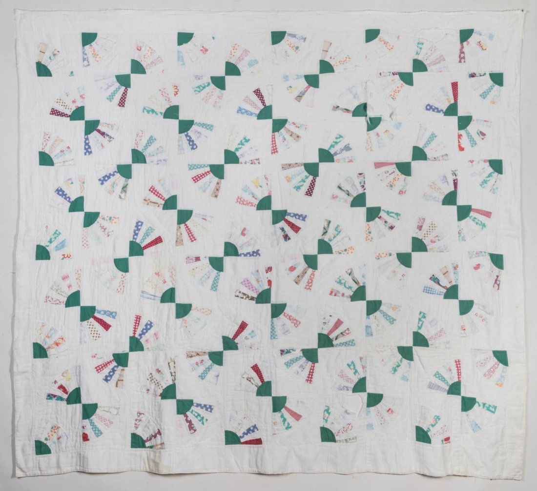 A CIRCA 1930 GRANDMOTHER'S FAN BLOCK QUILT (1 of 9)