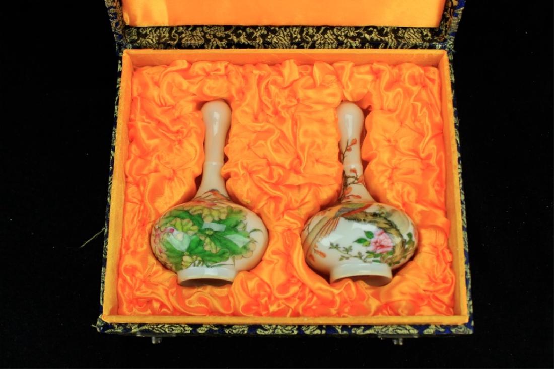 Pair of Chinese Qing Famille Rose Vase (1 of 5)
