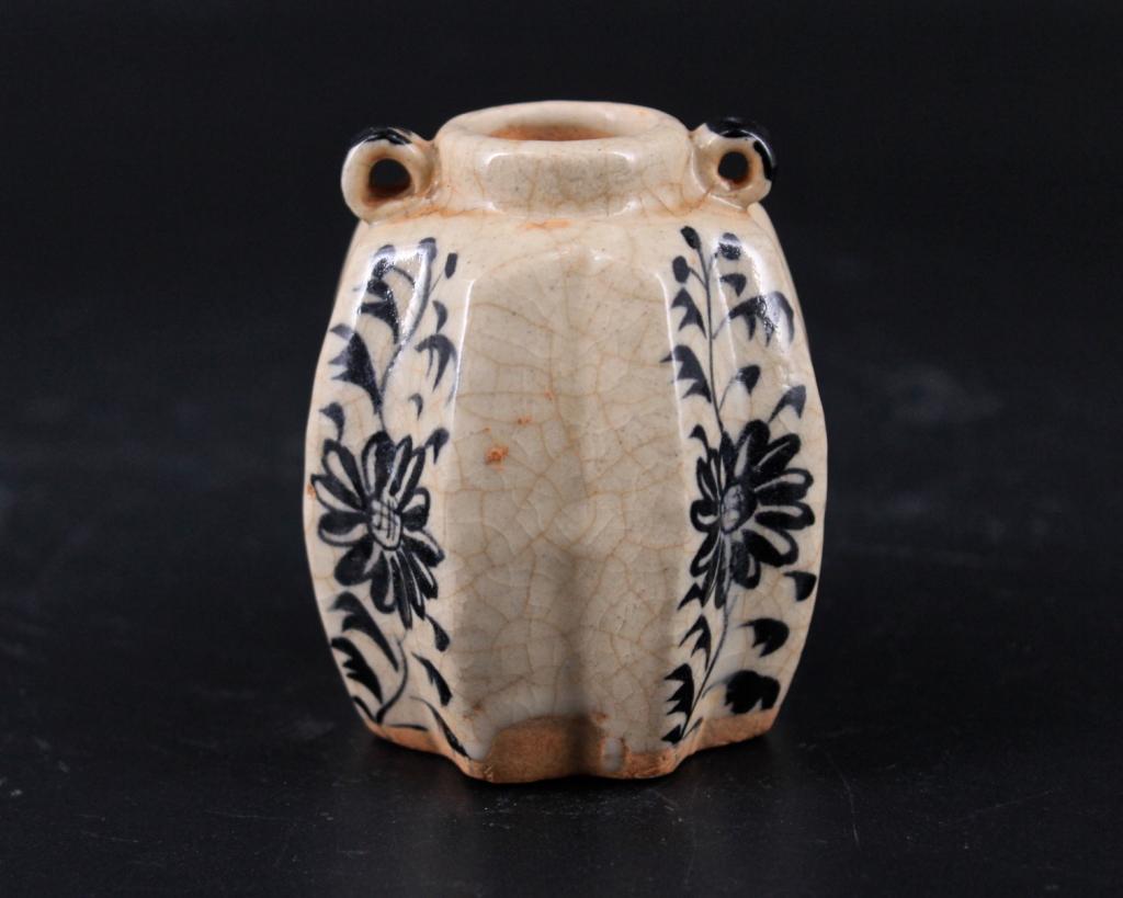 Ming Porcelain Floral Bird Feeding Pot (1 of 5)