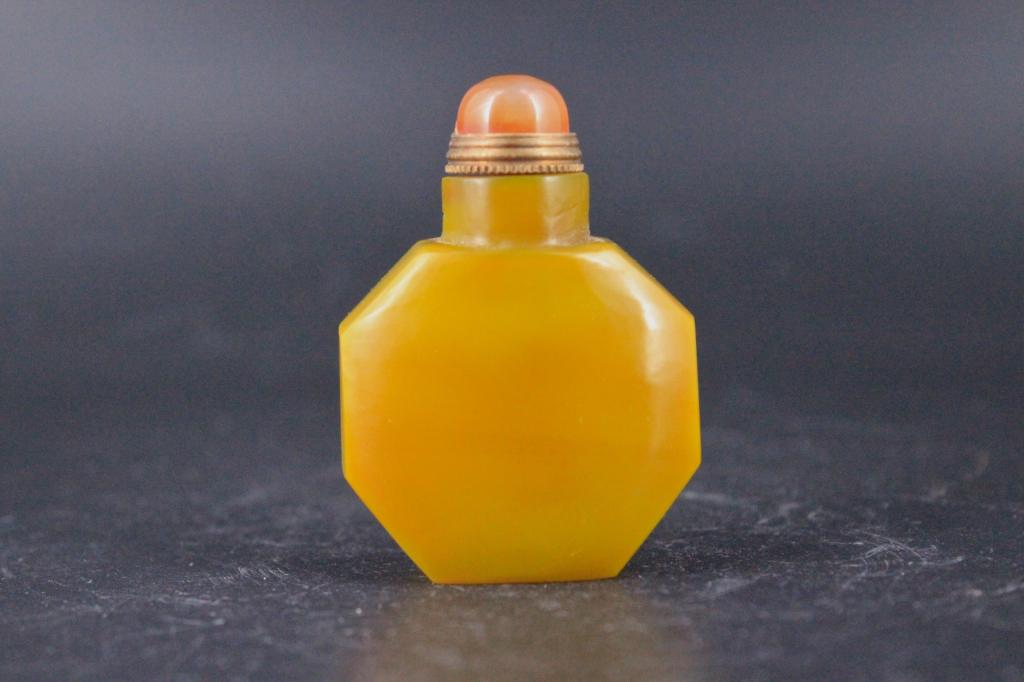 Old Chinese Snuff Bottle with Lid (1 of 5)