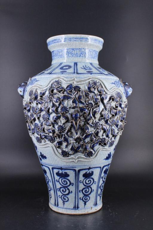Large Ming Porcelain Blue&White Vase (1 of 8)