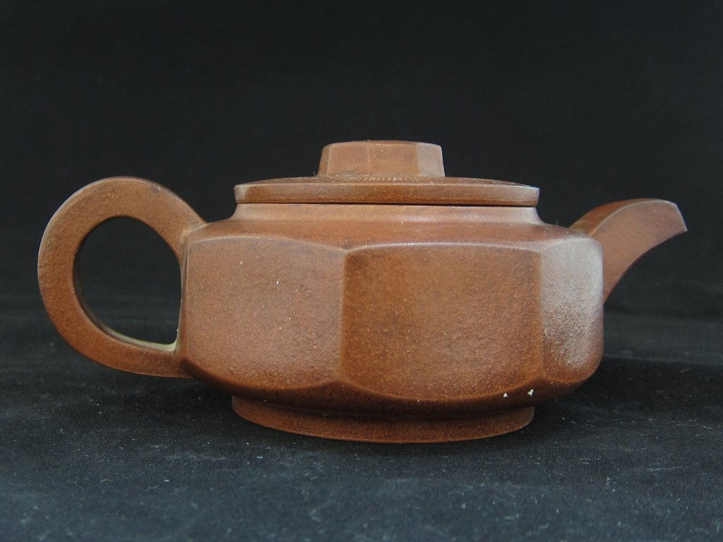 A Zisha Teapot with lid: A Zisha Teapot with lid ( Made by Yang Peng Nian ) 7 1/4" x 4 1/2" x 3 1/4" Condition report - good