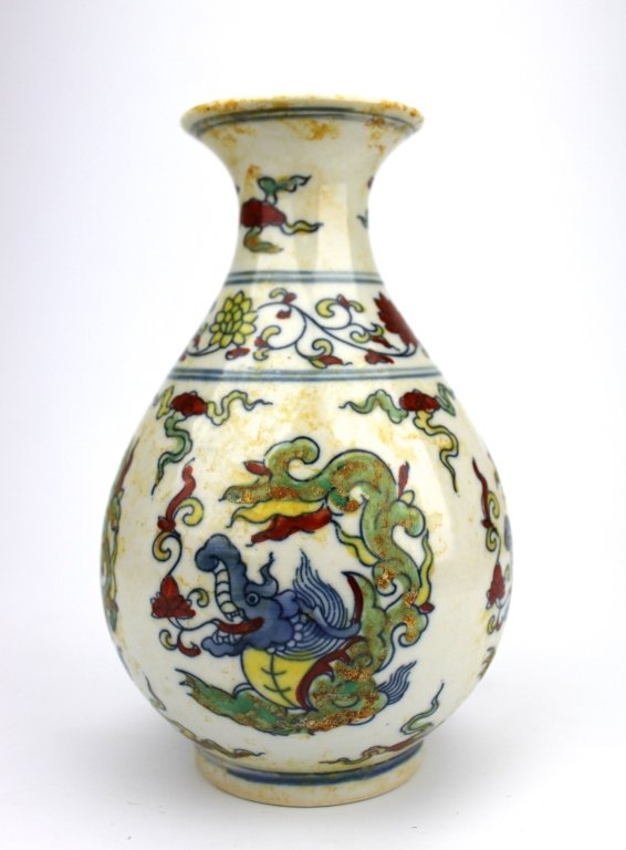 Chinese Qing Kang Xi Dou Cai Vase: Chinese Qing Kang Xi Dou Cai Vase Six Characters " Da Qing Kang Xi Nian Zhi" at the bottom 7 x 4"