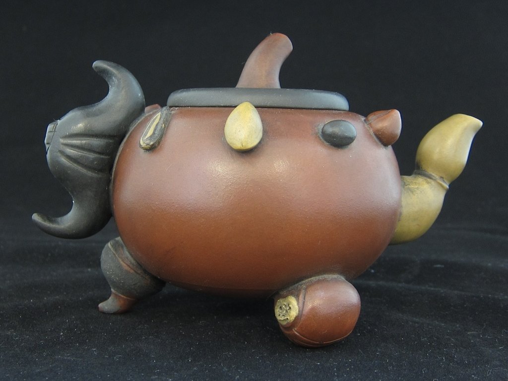 A Zisha Teapot with lid: A Zisha Teapot with lid 6 3/4" x 4 1/2" x 4 3/4" Condition report - good