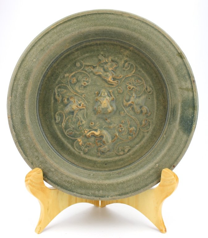 Chinese rare Song Dynasty tripod Yue Yao Plate: A song dynasty Yue Yao plate decorated with floral sparys and florettes - Dimension 7 5/8" D x 2"