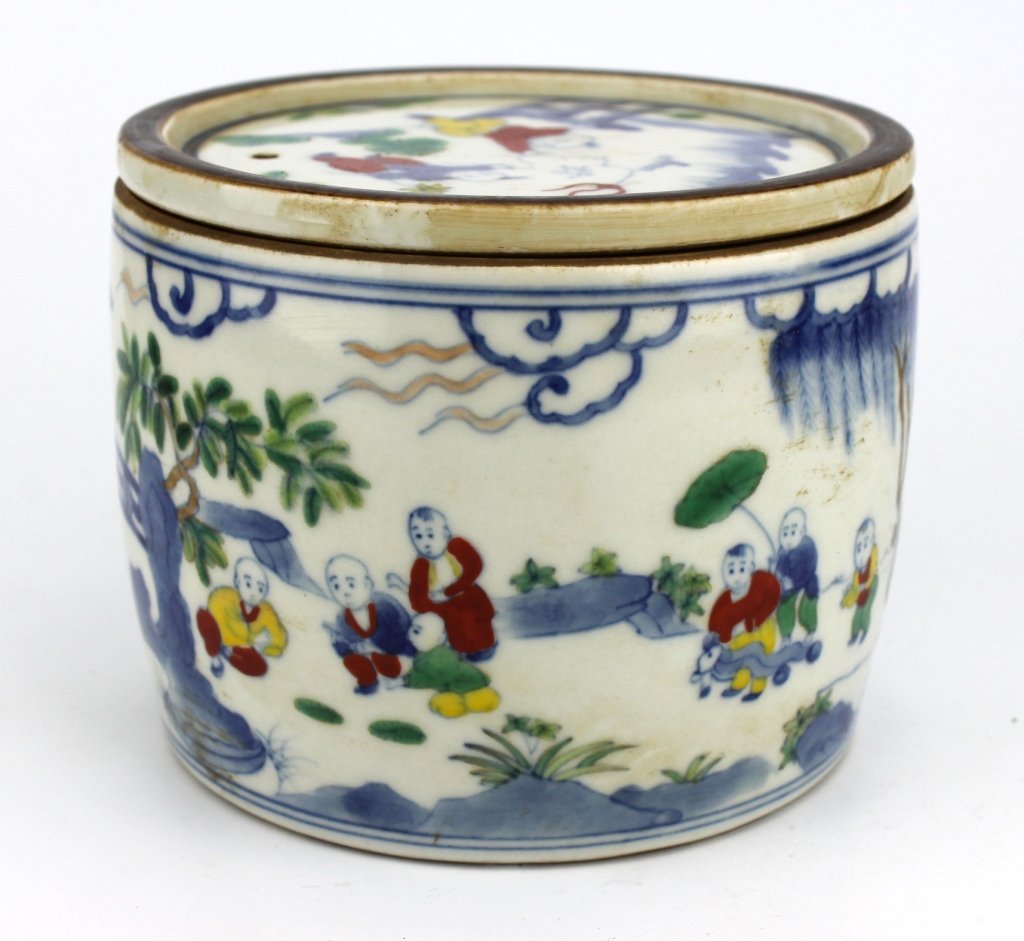 Chinese Qing YongZheng DouCai Porcelain Cricket Bo: Chinese Qing YongZheng DouCai Porcelain Cricket Box 4 7/8 x 4" Six Characters at bottom