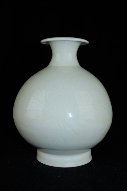 Chinese Song Porcelain DingYao Vase (1 of 6)