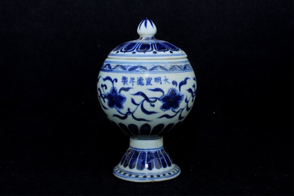 Chinese Ming Porcelain Blue&White Vase with Lid (1 of 5)