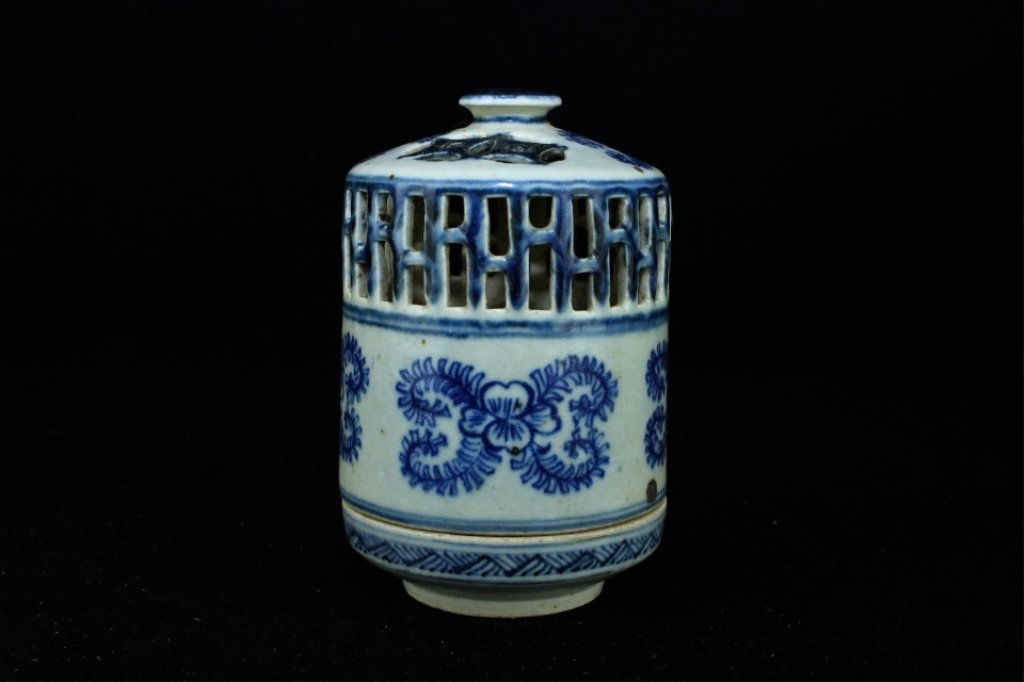 Chinese Ming Porcelain Box (1 of 6)