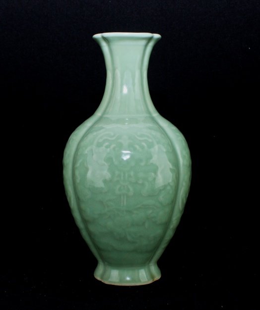 Chinese Qing Porcelain Vase (1 of 8)