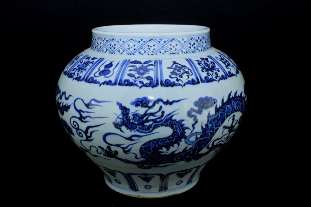 Large Chinese Ming Porcelain Blue&White Jar (1 of 10)