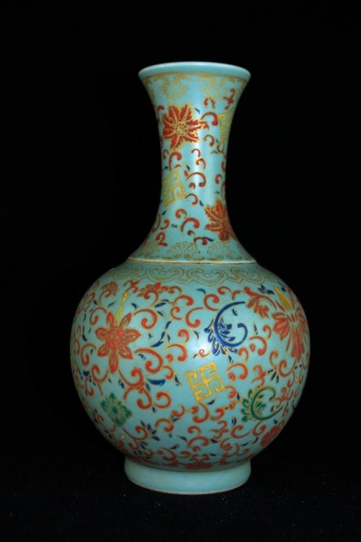 Chinese Qing Porcelain WuCai Vase (1 of 6)