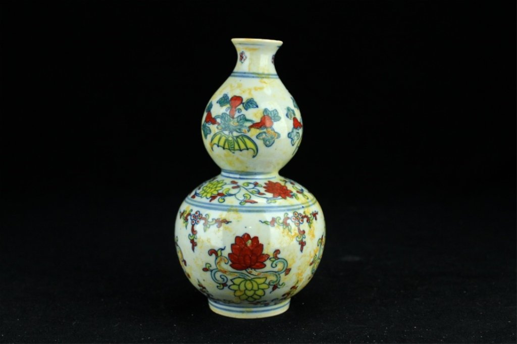 Chinese Ming Porcelain DouCai Gourd Vase (1 of 5)