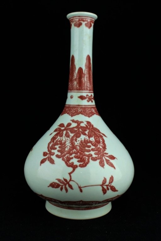 Chinese Ming Porcelain Red/White Vase (1 of 5)
