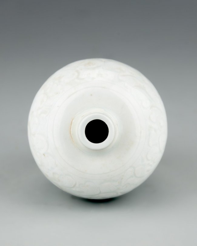 A Chinese Qingbai Meiping Porcelain Vase Lot 141