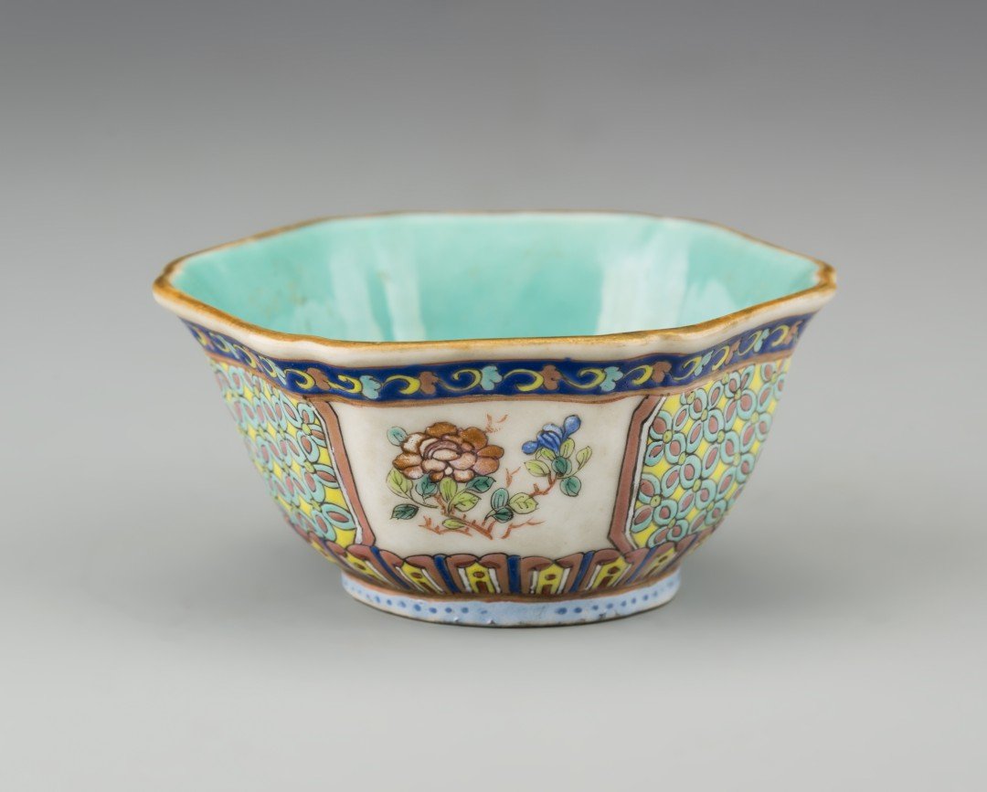 A Chinese Hexagonal Porcelain Bowl (1 of 6)