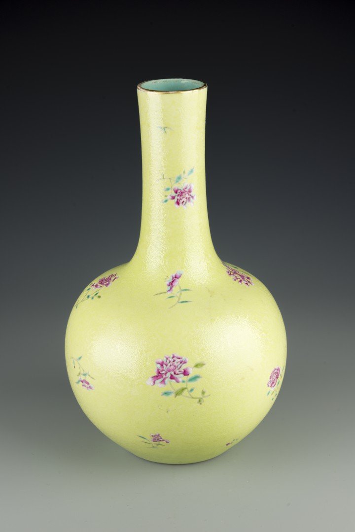 A Chinese Porcelain Vase, Republic Period (1 of 7)