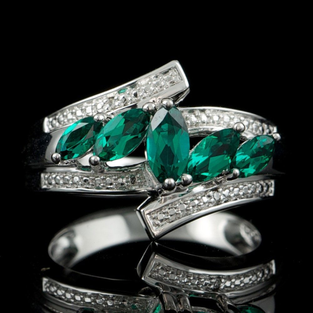 925 Sterling Silver Ct Emerald 0.01ct Dia Ring: 925 Sterling Silver Ct Emerald 0.01ct Dia Ring ****** Metal: .925, Sterling Silver / Total Item Weight: 5.8 grams / / Main Stone: Emerald / Color: Green / Treatment: Created / Clarity: Type 2 / Cut: V