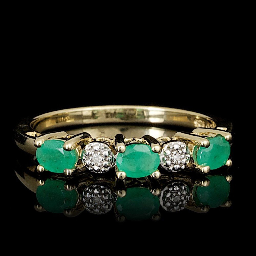 925 Sterling Silver Ct Emerald 0.01ct Dia Ring: 925 Sterling Silver Ct Emerald 0.01ct Dia Ring ****** Metal: .925, Sterling Silver / Total Item Weight: 2 grams / / Main Stone: Emerald / Color: Green / Treatment: None / Clarity: Type 2 / Cut: Very G