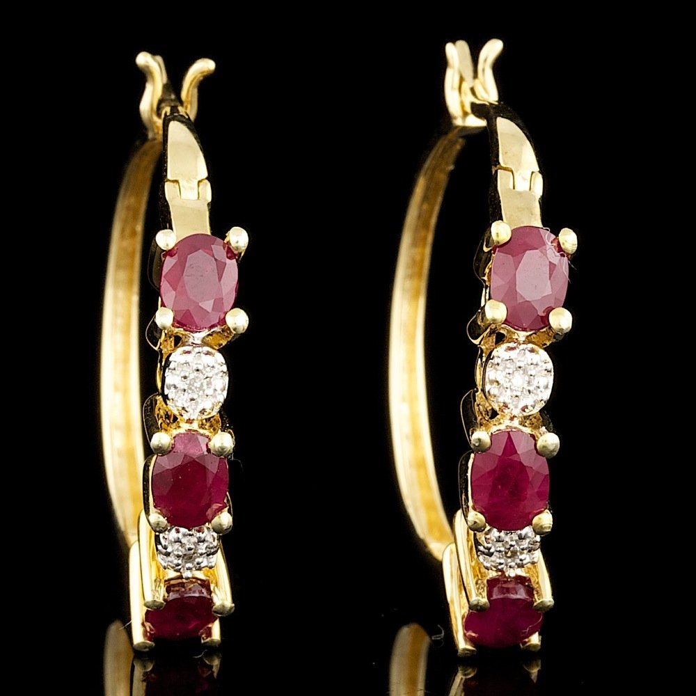 925 Sterling Silver 1ct Ruby 0.01ct Dia Earrings: 925 Sterling Silver 1ct Ruby 0.01ct Dia Earrings ****** Metal: .925, Sterling Silver / Total Item Weight: 3.7 grams / / Main Stone: Ruby / Color: Red / Carat Total Weight: 1.00 / Treatment: None / Cla