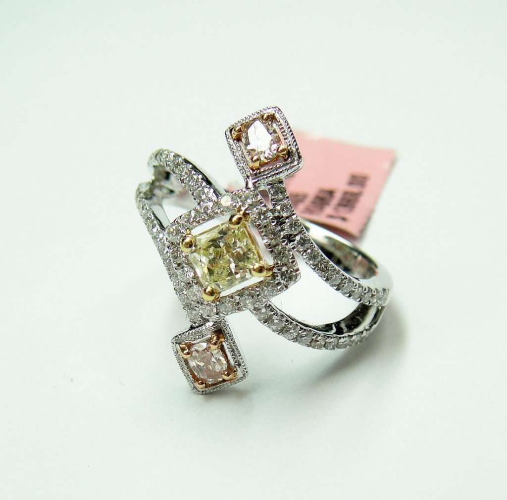 18KT Gold , 0.94ct Fancy Yellow / White Diamond Ring: 18KT Gold , 94ct Fancy Yellow / White Diamond Ring, certificate of appraisal is included, A3912N