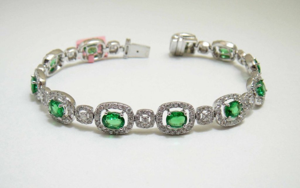 18KT Gold, 6.46ct Tsavorite, 3.43ct Diamond Bracelet: 18KT Gold, 6.46ct Tsavorite, 3.43ct Diamond Bracelet. Total weight of Bracelet : 20.30 Grams. Comes with Certificate of Appraisal. A 13720