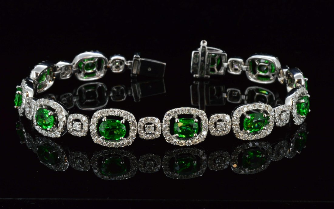 18K Gold, 6.46CT Natural Tsavorite & 3.43CT Diamond: 18K Gold, 6.46CT Natural Oval-shape Tsavorite & 3.43CTRound-full Diamond, Clarity: I-1, Color: F A13600