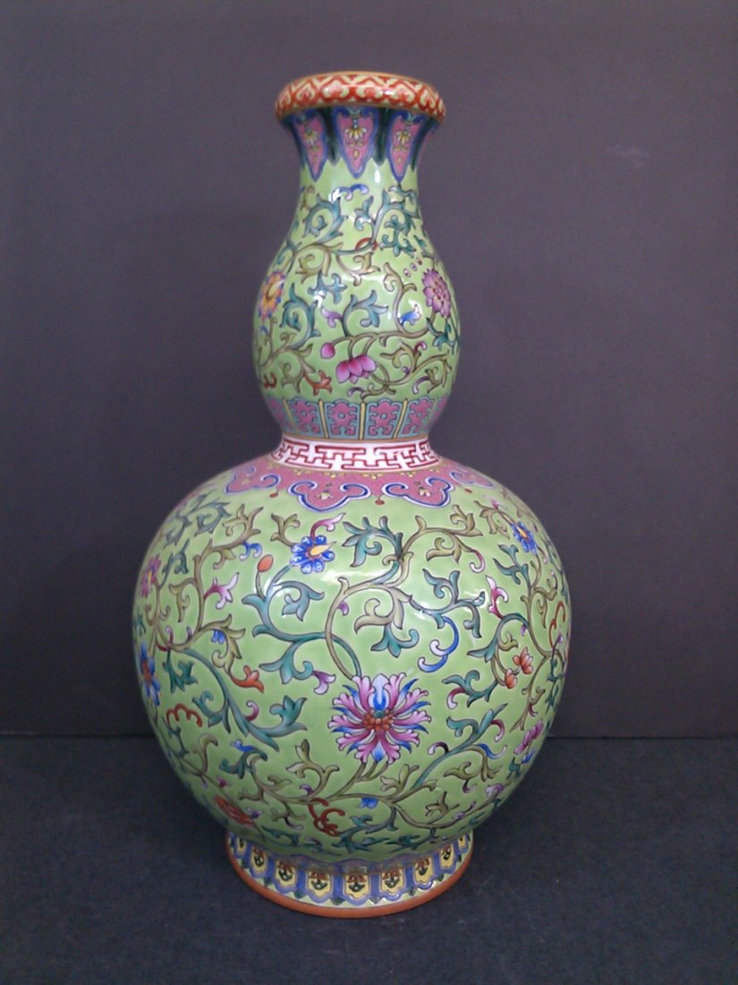 A Qing dynasty green double gourd porcelain vase