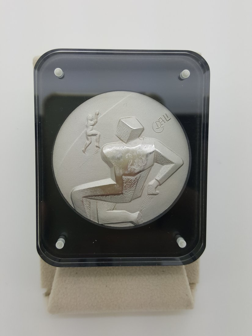 A Silver Dali Track & Field Medal Olympic 1984 Certif. (1 of 6)