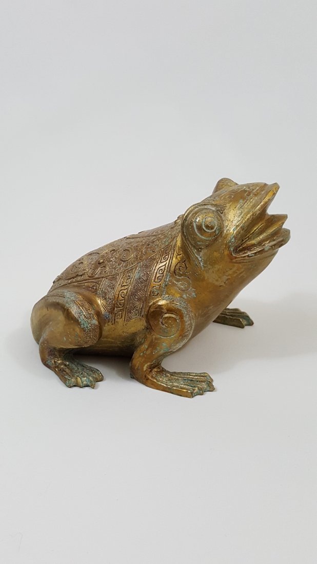A Tang Dynasty  Gilt Bronze Frog (1 of 5)