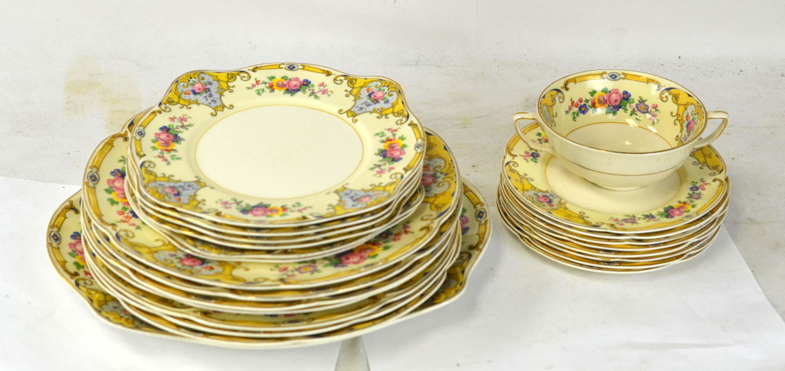 Partial Set of Johnson Bros Pareek Yale Dinnerware (1 of 13)