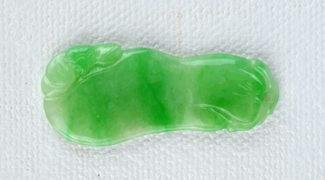 JADEITE 100% Natural stone pendant: JADEITE 100% Natural stone pendant in the shape of a stylized flower, late 20th century. 1 1/2'' x 5/8''