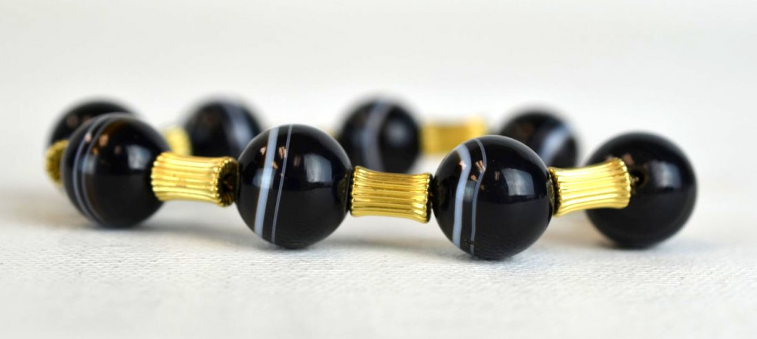 14k Gold and Black Agate Bracelet: Bracelet composed of black agate balls alternating with 14k gold pieces. 18.9 dwt. (29.5 gs). Unmarked. 8''