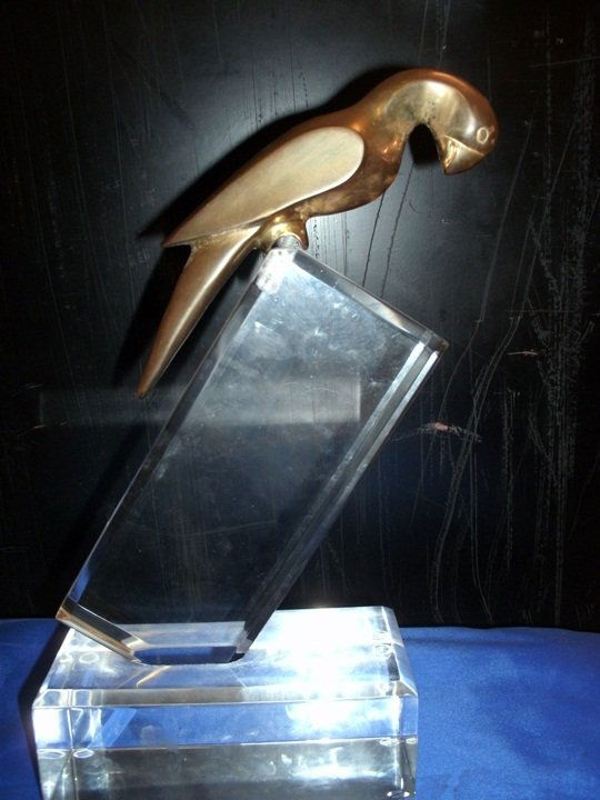 091: SIGNED VAN TEAL BRASS PARROT LUCITE SCULPTURE: OWN THIS BEAUTIFUL PIECE OF ART! WONDERFUL LUCITE AND BRASS SCULPTURE BY WORLD-RENOWNED ARTIST HIVO VAN TEAL. THIS PIECE IS SIGNED BY THE ARTIST HIMSELF.