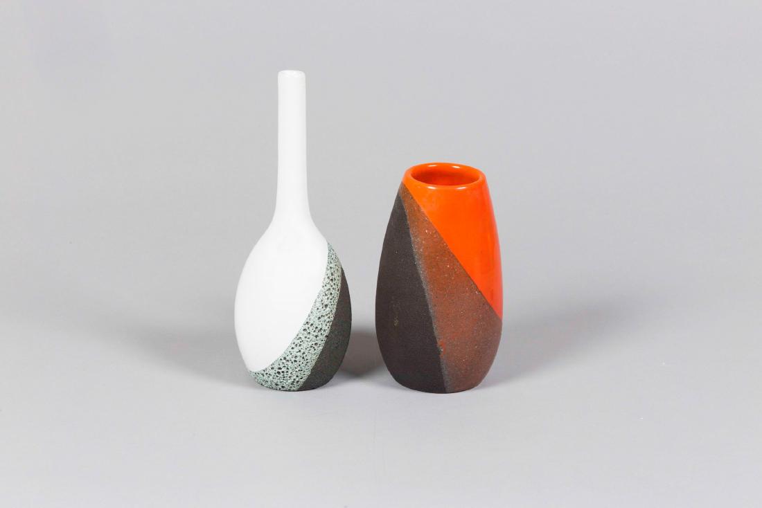 Raymor, 1950 ca,: Due vasi in terracotta smaltata con decoro a fasce policrome. Altezza cm 20,5 e cm 30 Marchi e reca vecchie etichette sotto la base