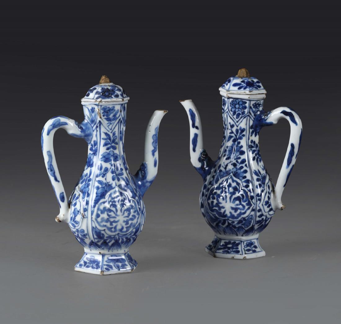 Two coffee pots in white and blue porcelain, China Qing (1 of 1)