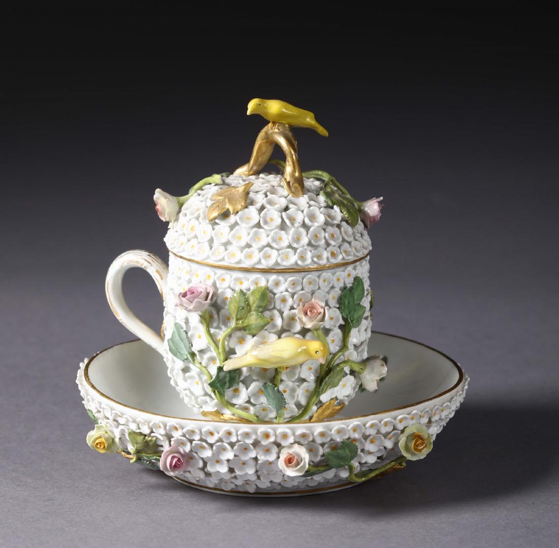A covered cup with plate. Meissen, 20th century (1 of 4)