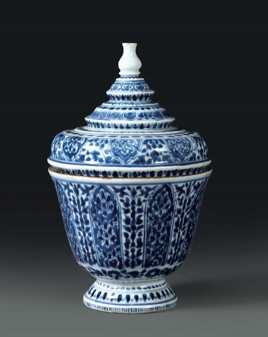 A small vase with lid, in white and blue porcelain, (1 of 1)