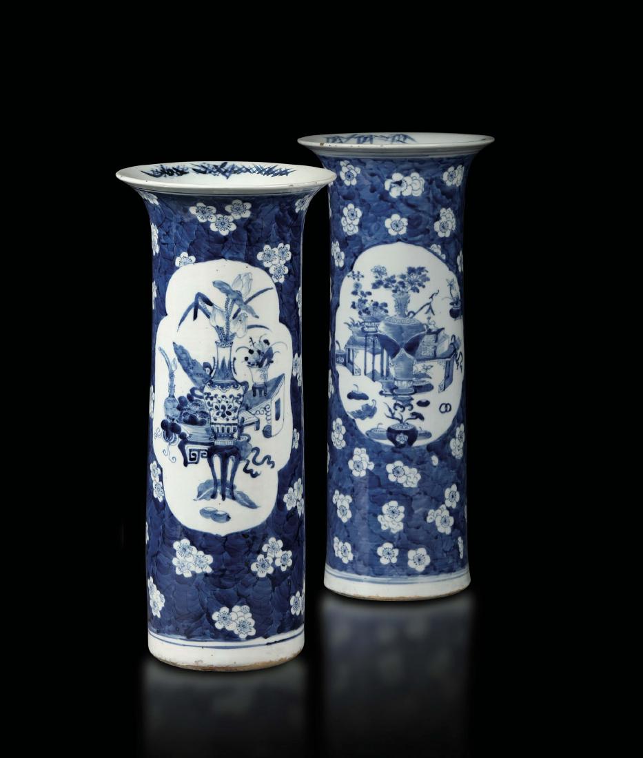 A pair of porcelain trumpet vases, China 19th century: decorazione bianca e blu, altezza cm 44,5 (restauri)