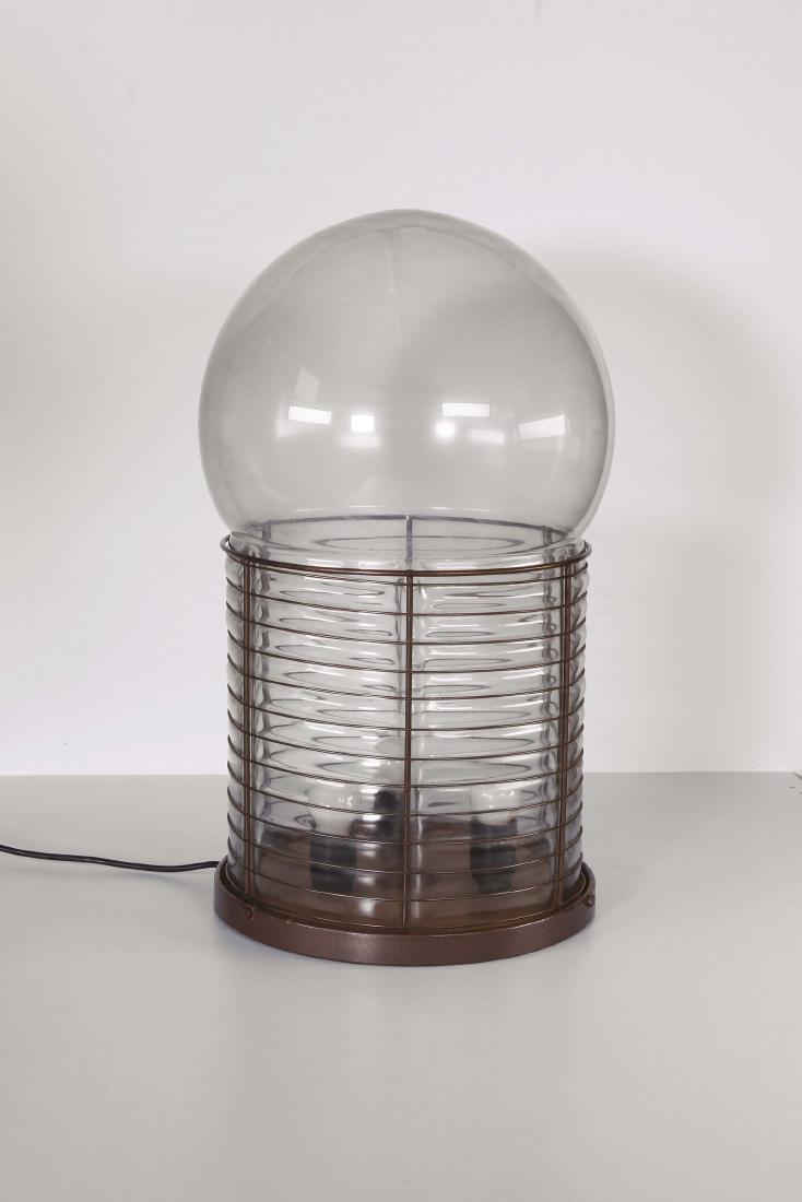 Gae Aulenti,: Lampada da tavolo Alcinoo, con struttura in metallo e diffusore in vetro. Prod. Artemide, Italia, 1970 ca. cm 35x62