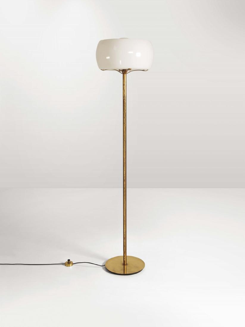 Vico Magistretti,: Lampada da terra della serie Clitunno con struttura in ottone e diffusore in vetro opalino. Prod. Artemide, Italia, 1976 cm 40x163 Bibliografia Catalogo originale Artemide