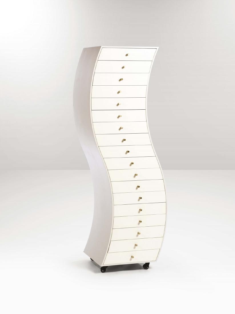 Shiro Kuramata,: Cassettiera Side 1 della serie Progetti compiuti con struttura in legno laccato e dettagli in acciaio spazzolato. Prod. Cappellini, Italia, 1970 ca. cm 50x170x50