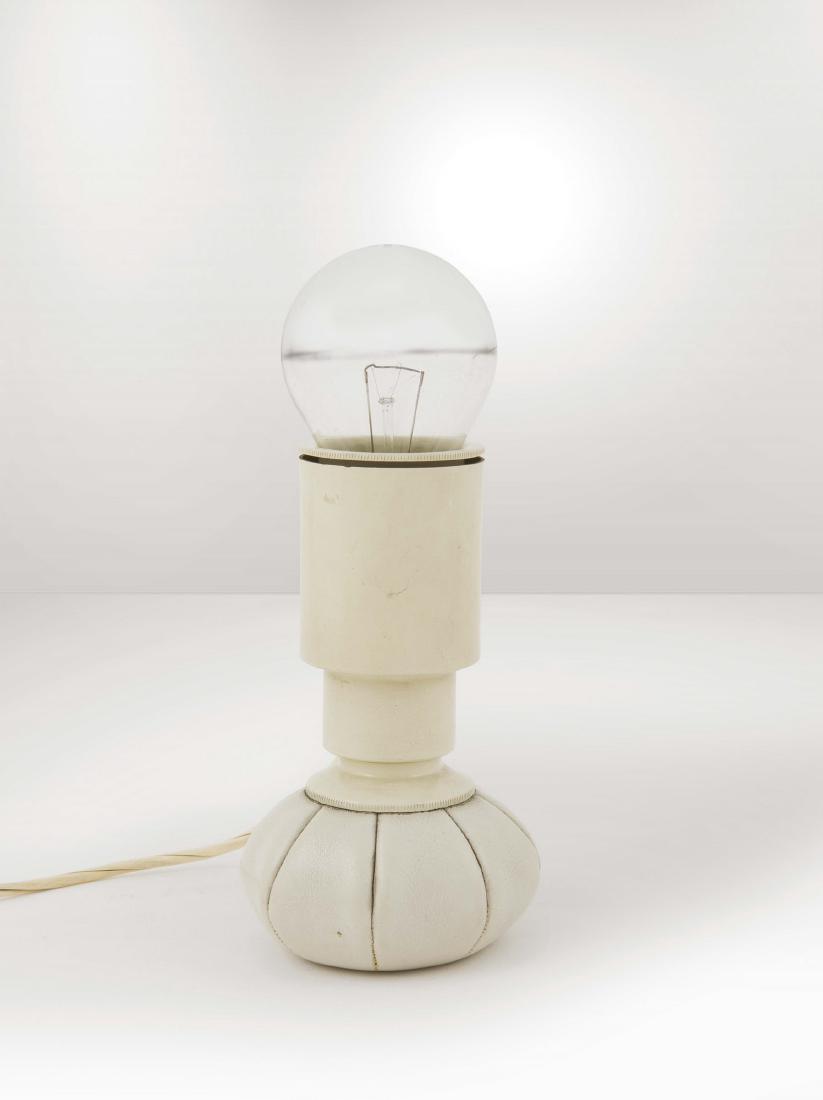 Gino Sarfatti,: Lampada da tavolo mod. 600/g con struttura in metallo laccato e skai. Prod. Arteluce, Italia, 1960 ca. cm 9x17