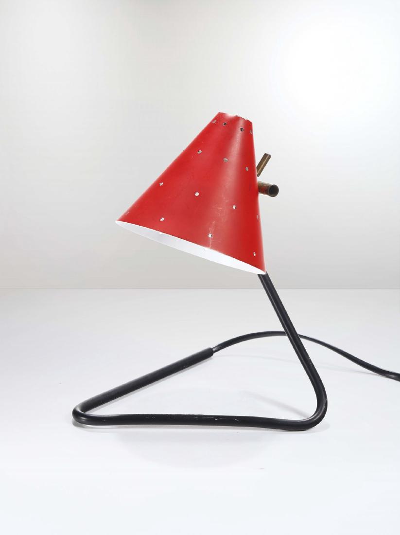 Arteluce,: Lampada da tavolo con struttura in metallo e diffusore in alluminio laccato. Prod. Arteluce, Italia, 1950 ca. cm 21,5