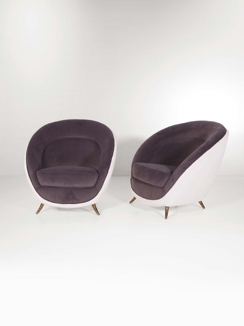 Giulia Veronesi,: Coppia di poltrone con struttura in legno, supporti in ottone e rivestimento in tessuto. Prod. ISA, Italia, 1950 ca. cm 84x70x84