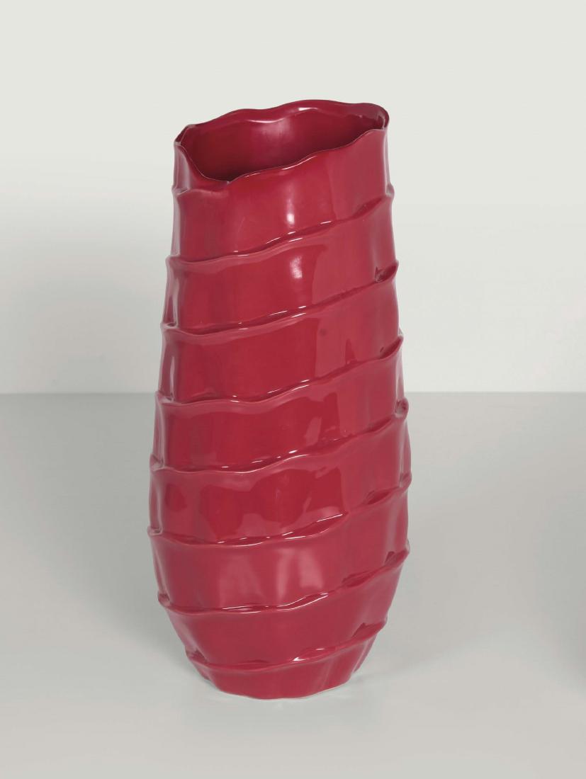 Gio Ponti,: Vaso in ceramica smaltata. Etichetta e firma originale. Certificato originale Gio Ponti Archives Prod. Ambrogio Pozzi, Italia, 1960 ca. cm 22x53