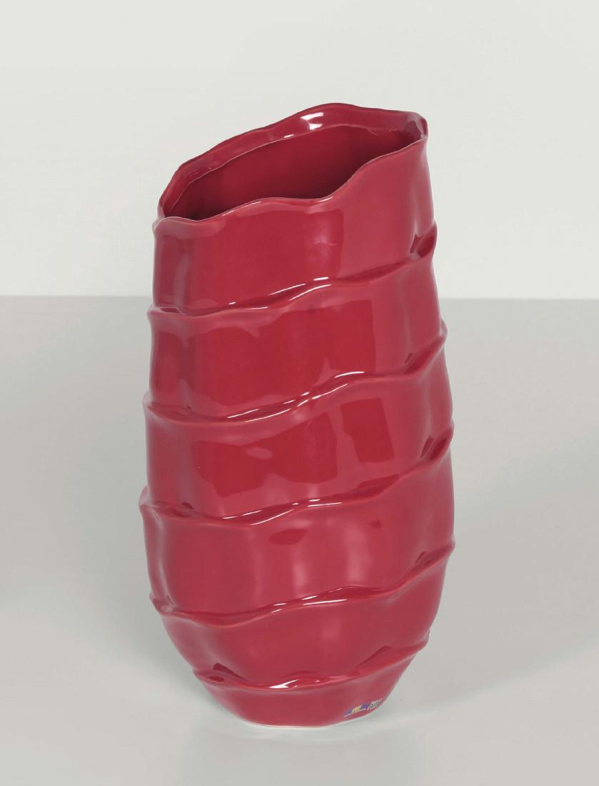 Gio Ponti,: Vaso in ceramica smaltata. Etichetta e firma originale. Prod. Ambrogio Pozzi, Italia, 1960 ca. cm 19x38