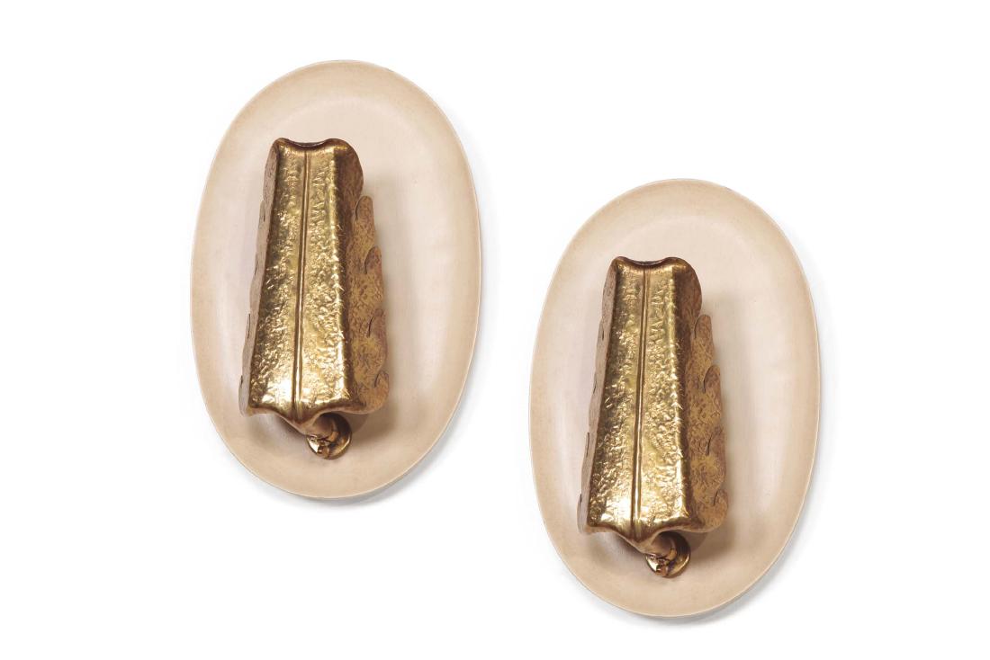 Giuseppe Ostuni,: Coppia di appliques in legno laccato ed ottone lavorato. Prod. Oluce, Italia, 1950 ca. cm 20x29x10