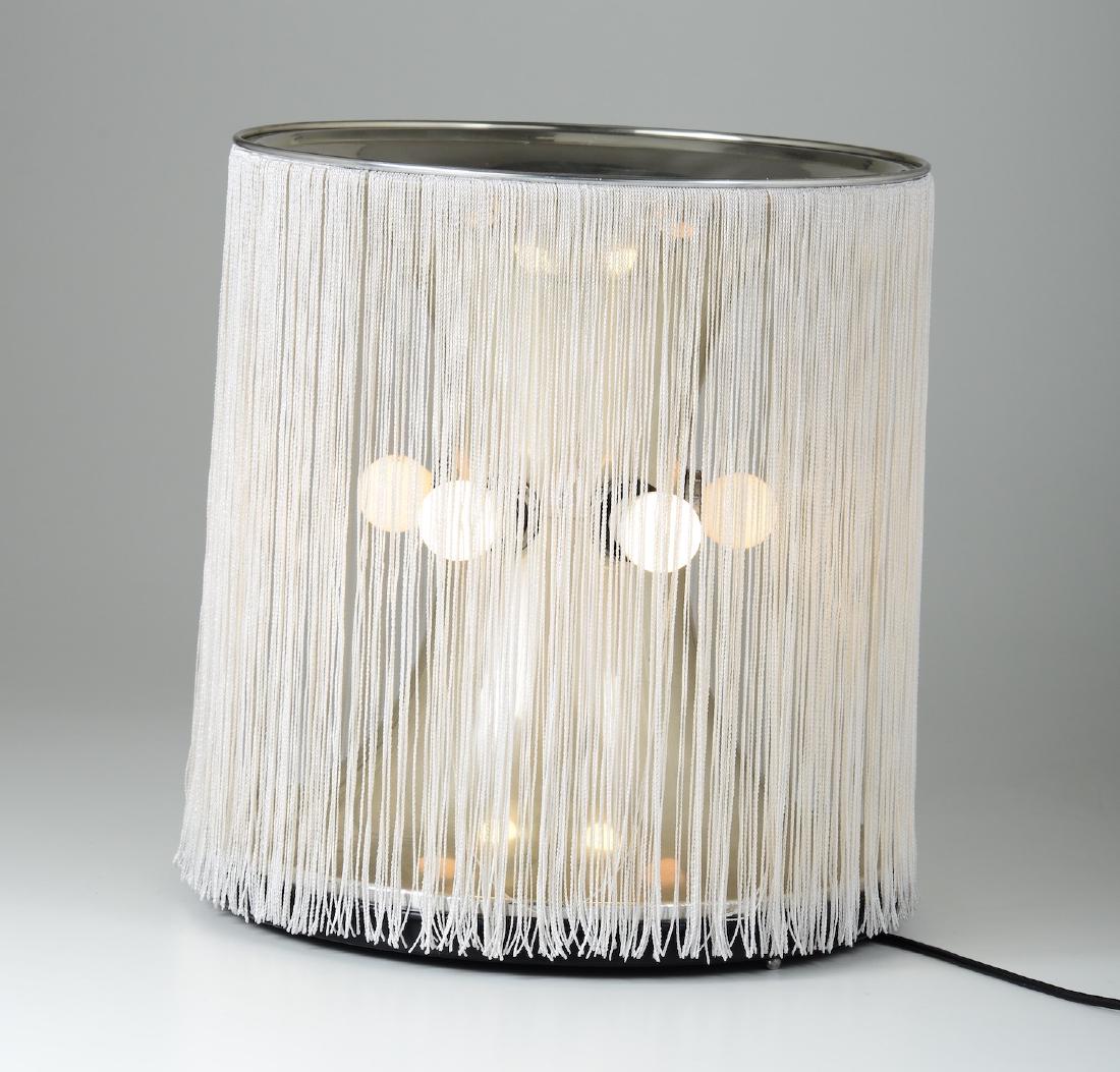 Gianfranco Frattini,: Lampada mod. 597 con struttura in alluminio lucidato e alluminio laccato e frange di rayon. Etichetta originale. Prod. Arteluce, Italia, 1960 ca. cm 45x40, Bibliografia C. e D. Krzentowski, The comple