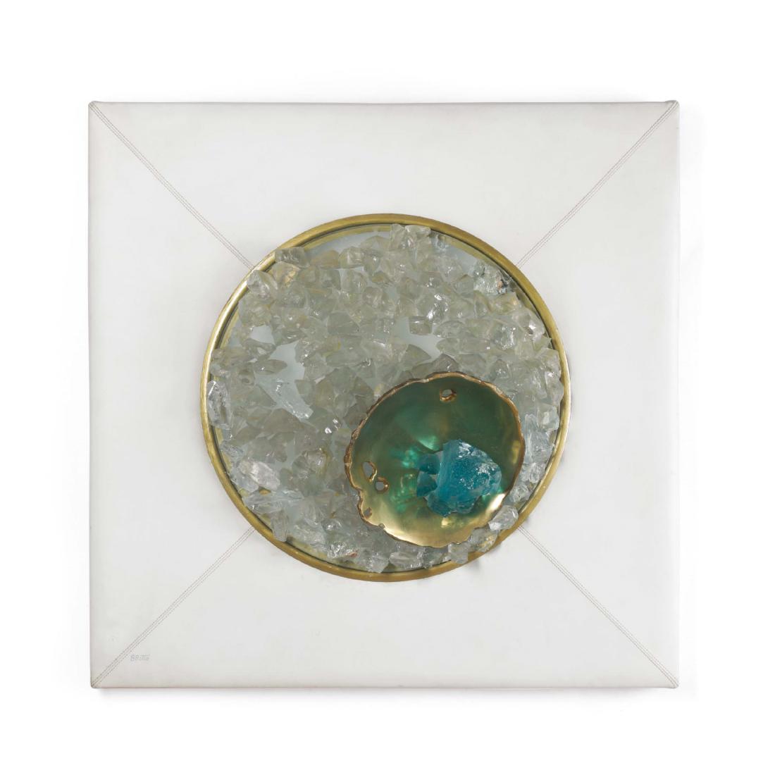 Angelo Brotto,: Pannello decorativo retroilluminato con struttura in metallo, rivestimenti in skai e inserto in vetro trasparente colorato. Dettagli in ottone. Firma originale. Prod. Esperia, Italia, 1970 ca. cm 80x8